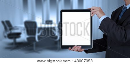 Biznesmen powodzenie pracy z komputerem puste tabletka jego sali konferencyjnej