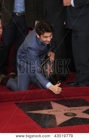LOS ANGELES - MAR 7: James Franco in einer Zeremonie als James Franco ist mit einem Stern auf dem Hollyw geehrt