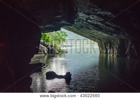 Munden på Phong Nha hule med underjordisk flod, nationalpark, Vietnam