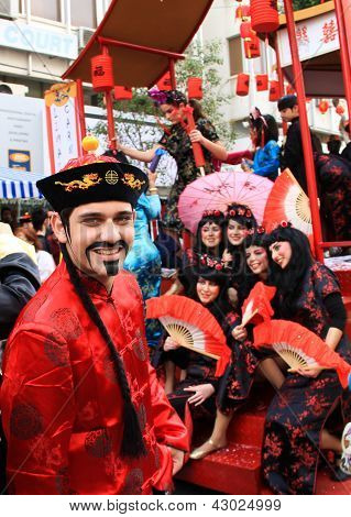 Un homme dans le costume de carnaval