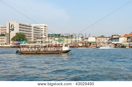 BANGKOK - BŘEZEN 16. Veřejnou dopravu lodí na řece Chao Phraya 16. března 2012 v Bangkoku, Thailan
