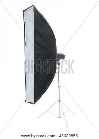 Grande emissor de luz em metal stand de tiro no fundo branco
