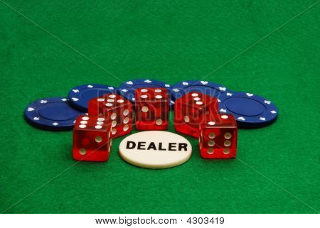 Poker-Chips und Würfel