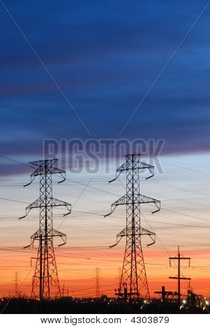 Elektrische Türme mit farbigen Himmel