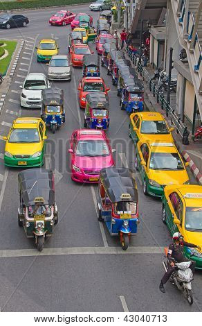 BANGKOK - február 20-án: Tuk-tuk moto taxi az utcán, február 20, 2012-a központi pályaudvar közelében 