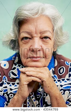 Staruszka szczęśliwy uśmiechający się i patrząc na kamery