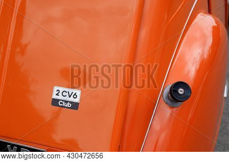 Bordeaux , Aquitaine  France - 08 17 2021 : Citroen 2cv6 Club Logo Sign And Text Brand Of 2cv Orange