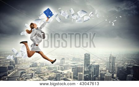 Eine Unternehmerin, die hoch springen vor finanziellen Hintergrund Bild