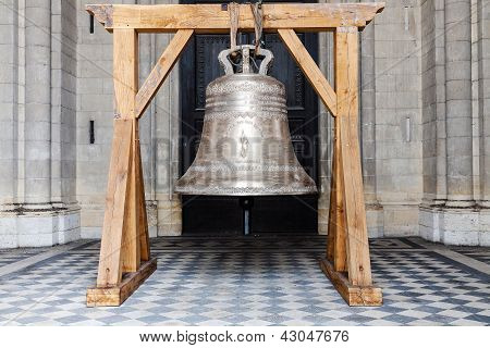 Glocke vor Kirche in orleans