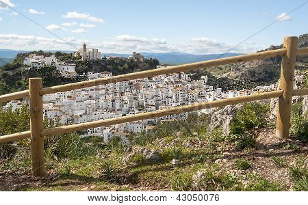 Casares bir korkuluk üzerinden