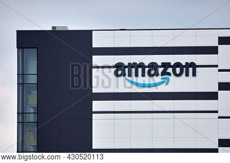 Ottawa, Ontario, Canada - August 13, 2021: The Amazon (nasdaq: Amzn) Logo On The Side Of A New Wareh