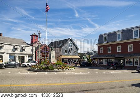 Knnebunkport, Maine - June 10, 2021: Buildings And Shops In The New England Town Of Kennebunkport, M