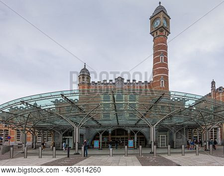 Gent, Flanders, Belgium - August 1, 2021: Frontal View On Main Entrance Of Sint Pieters Railway Stat