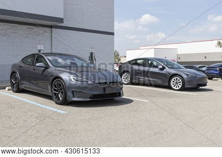 Indianapolis - Circa August 2021: Tesla Model 3 And Model S Ev Electric Vehicles On Display. Tesla P