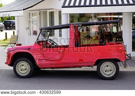 Bordeaux , Aquitaine  France - 08 17 2021 : Citroen Mehari Car Red Old Vintage Beach Convertible Veh