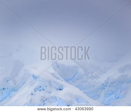 Misty Iceberg am Morgen