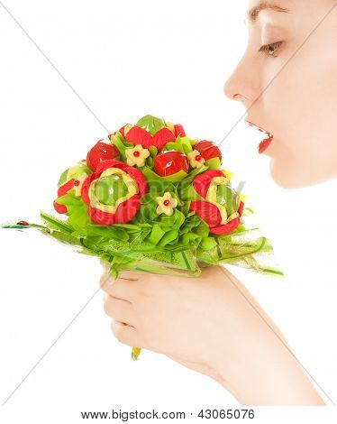 Kvinde med sød blomst isoleret på hvid