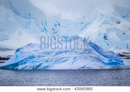 Mehrere Eisberge aus der Antarktis