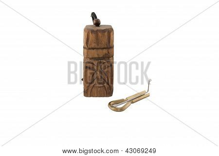 Totem in legno e Vargan su sfondo bianco