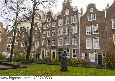 Amsterdam, Netherlands - Nov 28, 2019 : View Of The Internal Courtyard Of Begijnhof In Amsterdam, Ne