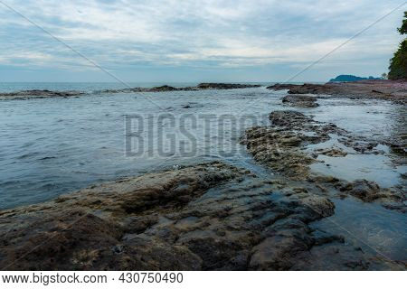 The Rock Beach : Beautiful Tropical Island Rock Beach - Khao Laem Ya-mu Ko Samet National Park Thail