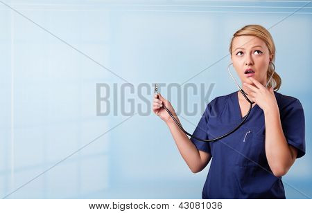 Hübsche junge Krankenschwester im Krankenhaus leer textfreiraum mit Sthetoscope anhören