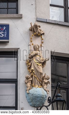 Antwerpen, Belgium - August 1, 2021: Corner Statue At Sint-pietersstraat And Groenplaats Features An
