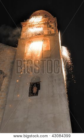 Fuochi d'artificio alla Iglesia De Nuestra Senora De La O, Sanlucar De Barrameda, Spagna