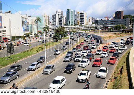 Salvador, Bahia, Brazil - August 12, 2021: Vehicles Traveling On An Avenue In The Iguatemi Region In