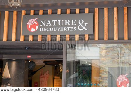 Bordeaux , Aquitaine  France - 08 20 2021 : Nature Et Decouvertes Logo Red Turtle Sign And Brand Tex