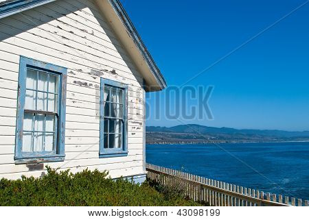 Forvitret hus ved havet
