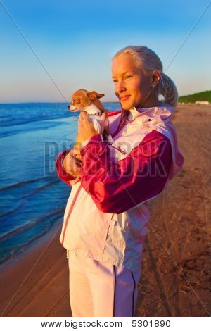 Ung kvinde med hendes hund