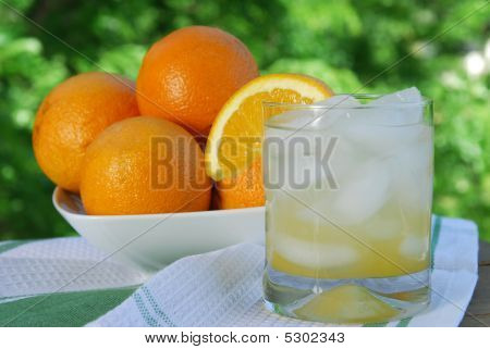 frisch gepresstem Orangensaft