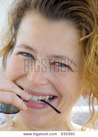 Mulher loira tocando