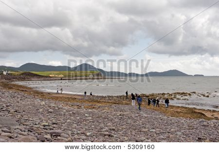 Folk på stenede strand