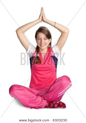 Smilende pige praktiserer Yoga