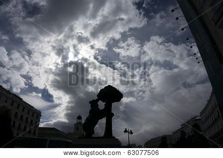 Madrid Statue Bear Strawberry Tree Sol