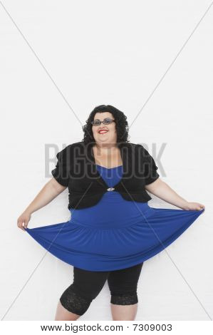 Curtseying portret kobiety z nadwagą