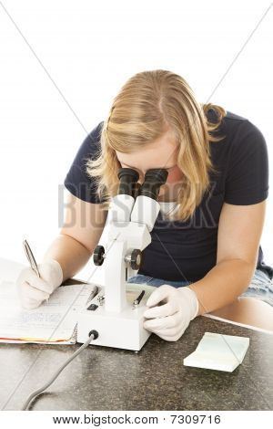 Menina adolescente usando microscópio