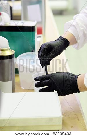 Preparation of paint for car painting in car body shop