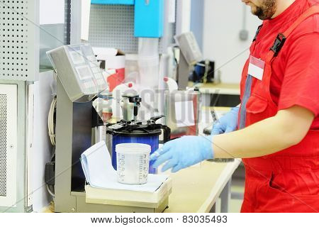 Preparation of paint for car painting in car body shop