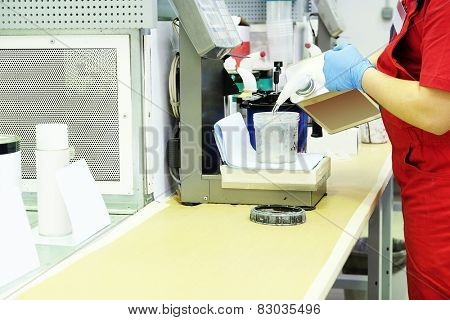 Preparation of paint for car painting in car body shop