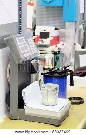Preparation of paint for car painting in car body shop