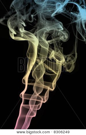 Farvet røg på sort baggrund