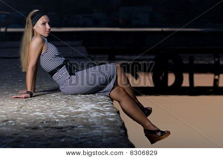 สาวนั่งเรือในมืด