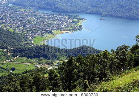 페와 호수와 포카라 계곡을 내려다보고