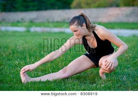 Cute adolescente s'étend ses jambes sur une grasss vert