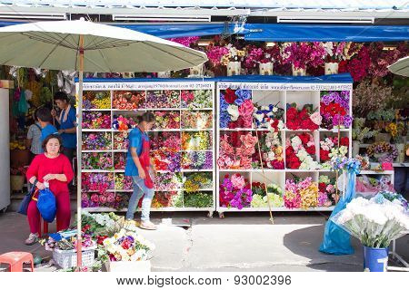 Tourist shopping in Chatuchak weekend market