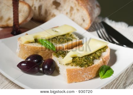 Ciabatta, Pesto mit Käse und Oliven
