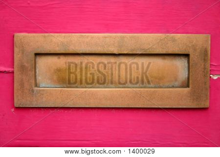 Letterbox su una porta rosa